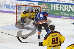 Im Bild: Tim Hambly (ERC Legendenteam 2020)  schießt auf dsas gegnerische Tor

Eishockey - Herren - DEL - Saison 2019/2020 -  ERC Ingolstadt Legenden—Team 2020 - Sternstunden-Team -  Foto: Ralf Lüger