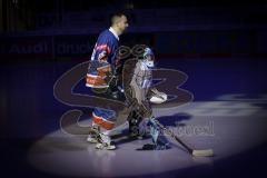 Im Bild: Stephan Retzer (ERC Legendenteam 2020) läuft mit seinem Sohn ins Stadion ein

Eishockey - Herren - DEL - Saison 2019/2020 -  ERC Ingolstadt Legenden—Team 2020 - Sternstunden-Team -  Foto: Ralf Lüger