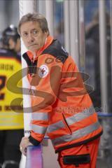 Im Bild: Rechtsanwalt Walter Gräf als Sanitäter beim Legendenspiel

Eishockey - Herren - DEL - Saison 2019/2020 -  ERC Ingolstadt Legenden—Team 2020 - Sternstunden-Team -  Foto: Ralf Lüger