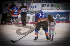 Im Bild: John Laliberte (ERC Legendenteam 2020) mit seiner Tochter im Arm auf dem Weg zur Kabine

Eishockey - Herren - DEL - Saison 2019/2020 -  ERC Ingolstadt Legenden—Team 2020 - Sternstunden-Team -  Foto: Ralf Lüger