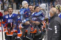 Im Bild: Jean-Francois Boucher (ERC Legendenteam 2020)  hat seine Kinder auf dem Arm

Eishockey - Herren - DEL - Saison 2019/2020 -  ERC Ingolstadt Legenden—Team 2020 - Sternstunden-Team -  Foto: Ralf Lüger