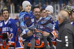 Im Bild: Jean-Francois Boucher (ERC Legendenteam 2020)  hat seine Kinder auf dem Arm

Eishockey - Herren - DEL - Saison 2019/2020 -  ERC Ingolstadt Legenden—Team 2020 - Sternstunden-Team -  Foto: Ralf Lüger