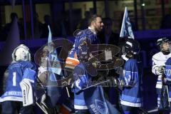 Im Bild: Michael Waginger (ERC Legendenteam 2020)läuft an den Jungpanthern des ERC Ingolstadt vorbei ins Stadion ein

Eishockey - Herren - DEL - Saison 2019/2020 -  ERC Ingolstadt Legenden—Team 2020 - Sternstunden-Team -  Foto: Ralf Lüger