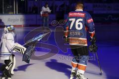 Im Bild: Stephan Retzer (ERC Legendenteam 2020) läuft mit seinem Sohn ins Stadion ein

Eishockey - Herren - DEL - Saison 2019/2020 -  ERC Ingolstadt Legenden—Team 2020 - Sternstunden-Team -  Foto: Ralf Lüger