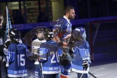 Im Bild: Michael Waginger (ERC Legendenteam 2020)läuft an den Jungpanthern des ERC Ingolstadt vorbei ins Stadion ein

Eishockey - Herren - DEL - Saison 2019/2020 -  ERC Ingolstadt Legenden—Team 2020 - Sternstunden-Team -  Foto: Ralf Lüger