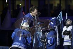 Im Bild: Patrick Köppchen (ERC Legendenteam 2020) läuft an den Jungpanthern des ERC Ingolstadt vorbei ins Stadion ein

Eishockey - Herren - DEL - Saison 2019/2020 -  ERC Ingolstadt Legenden—Team 2020 - Sternstunden-Team -  Foto: Ralf Lüger