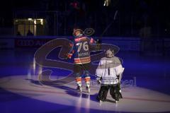 Im Bild: Stephan Retzer (ERC Legendenteam 2020) läuft mit seinem Sohn ins Stadion ein

Eishockey - Herren - DEL - Saison 2019/2020 -  ERC Ingolstadt Legenden—Team 2020 - Sternstunden-Team -  Foto: Ralf Lüger