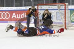 Im Bild: Jakub Ficenec (ERC Legendenteam 2020) bedankt sich bei den Fans

Eishockey - Herren - DEL - Saison 2019/2020 -  ERC Ingolstadt Legenden—Team 2020 - Sternstunden-Team -  Foto: Ralf Lüger