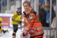 Im Bild: Rechtsanwalt Walter Gräf als Sanitäter beim Legendenspiel

Eishockey - Herren - DEL - Saison 2019/2020 -  ERC Ingolstadt Legenden—Team 2020 - Sternstunden-Team -  Foto: Ralf Lüger