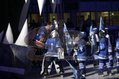 Im Bild: Tyler Bouck (ERC Legendenteam 2020) läuft an den Jungpanthern des ERC Ingolstadt vorbei ins Stadion ein

Eishockey - Herren - DEL - Saison 2019/2020 -  ERC Ingolstadt Legenden—Team 2020 - Sternstunden-Team -  Foto: Ralf Lüger