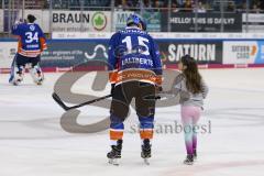 Im Bild: John Laliberte (ERC Legendenteam 2020) mit seiner Tochter im Arm auf dem Weg zur Kabine

Eishockey - Herren - DEL - Saison 2019/2020 -  ERC Ingolstadt Legenden—Team 2020 - Sternstunden-Team -  Foto: Ralf Lüger