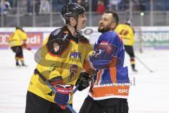 Im Bild: Stephan Retzer (ERC Legendenteam 2020) im Gespräch mit seinem Gegenspieler

Eishockey - Herren - DEL - Saison 2019/2020 -  ERC Ingolstadt Legenden—Team 2020 - Sternstunden-Team -  Foto: Ralf Lüger