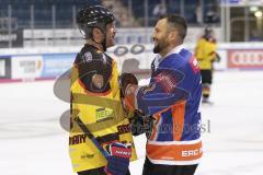 Im Bild: Stephan Retzer (ERC Legendenteam 2020) im Gespräch mit seinem Gegenspieler

Eishockey - Herren - DEL - Saison 2019/2020 -  ERC Ingolstadt Legenden—Team 2020 - Sternstunden-Team -  Foto: Ralf Lüger