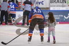 Im Bild: John Laliberte (ERC Legendenteam 2020) mit seiner Tochter im Arm auf dem Weg zur Kabine

Eishockey - Herren - DEL - Saison 2019/2020 -  ERC Ingolstadt Legenden—Team 2020 - Sternstunden-Team -  Foto: Ralf Lüger