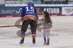 Im Bild: John Laliberte (ERC Legendenteam 2020) mit seiner Tochter im Arm auf dem Weg zur Kabine

Eishockey - Herren - DEL - Saison 2019/2020 -  ERC Ingolstadt Legenden—Team 2020 - Sternstunden-Team -  Foto: Ralf Lüger