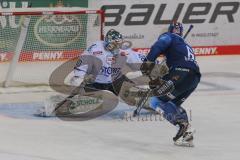 DEL - Eishockey - Saison 2020/21 - ERC Ingolstadt - Schwenninger Wild Wings - Joakim Eriksson Torwart (#60 Schwenningen) - David Elsner (#61 ERCI) - Foto: Jürgen Meyer