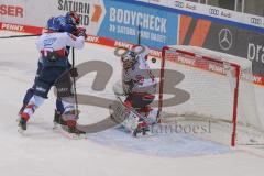 DEL - Eishockey - Saison 2020/21 - ERC Ingolstadt - Adler Mannheim - Brandon Defazio (#24 ERCI) - Felix Brückmann Torwart (90 Mannheim) - Foto: Jürgen Meyer
