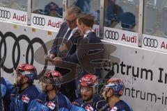 DEL - Eishockey - Saison 2020/21 - ERC Ingolstadt - Adler Mannheim - Wayne Simpson (#21 ERCI) - Felix Brückmann Torwart (90 Mannheim) - Doug Shedden (Cheftrainer ERCI) mit Tim Regan (Co-Trainer ERCI) im Gespräch - Foto: Jürgen Meyer