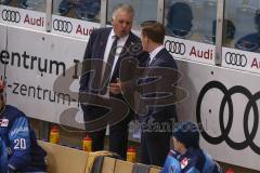 DEL - Eishockey - Saison 2020/21 - ERC Ingolstadt - Adler Mannheim - Doug Shedden (Cheftrainer ERCI) mit Tim Regan (Co-Trainer ERCI) im Gespräch - Foto: Jürgen Meyer