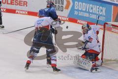 DEL - Eishockey - Saison 2020/21 - ERC Ingolstadt - Adler Mannheim - Brandon Defazio (#24 ERCI) - Felix Brückmann Torwart (90 Mannheim) - Foto: Jürgen Meyer