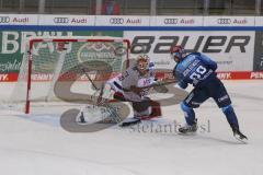 DEL - Eishockey - Saison 2020/21 - ERC Ingolstadt - Adler Mannheim - Felix Brückmann Torwart (90 Mannheim) - Tim Wohlgemuth (#33 ERCI) bei Penalty schiessen - Foto: Jürgen Meyer