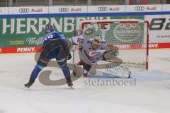 DEL - Eishockey - Saison 2020/21 - ERC Ingolstadt - Adler Mannheim - Tim Wohlgemuth (#33 ERCI) mit einer Torchance - Felix Brückmann Torwart (90 Mannheim) - Foto: Jürgen Meyer