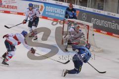 DEL - Eishockey - Saison 2020/21 - ERC Ingolstadt - Adler Mannheim - Morgan Ellis (#4 ERCI) - Felix Brückmann Torwart (90 Mannheim) - Foto: Jürgen Meyer