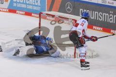 DEL - Eishockey - Saison 2020/21 - ERC Ingolstadt - Adler Mannheim - Michael Garteig Torwart (#34 ERCI) - #Nicolas Krämmer (21 Mannheim) trifft beim Penalty schiessen zum 2:3 Endstand für Mannheim - Foto: Jürgen Meyer