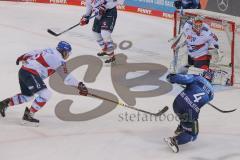 DEL - Eishockey - Saison 2020/21 - ERC Ingolstadt - Adler Mannheim - Morgan Ellis (#4 ERCI) - Felix Brückmann Torwart (90 Mannheim) - Foto: Jürgen Meyer