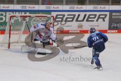 DEL - Eishockey - Saison 2020/21 - ERC Ingolstadt - Adler Mannheim - Felix Brückmann Torwart (90 Mannheim) - Justin Feser (#71 ERCI) beim Penalty schiessen - Foto: Jürgen Meyer