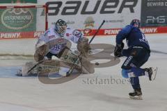 DEL - Eishockey - Saison 2020/21 - ERC Ingolstadt - Schwenninger Wild Wings - Joakim Eriksson Torwart (#60 Schwenningen) - David Elsner (#61 ERCI) - Foto: Jürgen Meyer