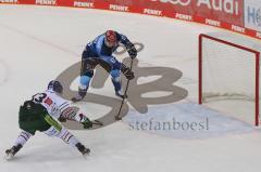 Vorbereitungsspiel - DEL - Eishockey - Saison 2020/21 - ERC Ingolstadt -  Augsburger Panther - Jubel - Der 5:2 Führungstreffer ins leere Tor - David Elsner (#61 ERCI) - Simon Sezemsky (#93 Augsburg) - Foto: Jürgen Meyer