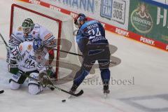 Vorbereitungsspiel - DEL - Eishockey - Saison 2020/21 - ERC Ingolstadt -  Augsburger Panther - Brandon Defazio (#24 ERCI) mit einer Torchance - Markus Keller Torwart (#35 Augsburg) - Foto: Jürgen Meyer