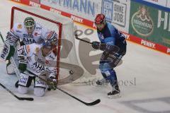 Vorbereitungsspiel - DEL - Eishockey - Saison 2020/21 - ERC Ingolstadt -  Augsburger Panther - Brandon Defazio (#24 ERCI) mit einer Torchance - Markus Keller Torwart (#35 Augsburg) - Foto: Jürgen Meyer