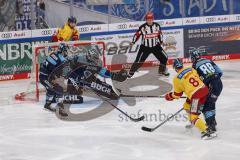 DEL; Playoffs; ERC Ingolstadt - DEG Düsseldorf; Torwart Kevin Reich (35 - ERC) eingewechselt blockt Puck von Stephen MacAulay (Nr.81 - DEG) Colton Jobke (7 - ERC) Daniel Pietta (86 - ERC)