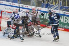 Penny DEL - Eishockey - Saison 2021/22 - ERC Ingolstadt - Schwenninger Wild Wings -  Joacim Eriksson Torwart (#60 Schwenningen) - Jerome Flaake (#90 ERCI) - Mirko Höflin (#10 ERCI) - Tyson Spink (#96 Schwenningen) - Foto: Jürgen Meyer