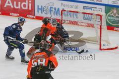 Penny DEL - Eishockey - Saison 2021/22 - ERC Ingolstadt - Grizzlys Wolfsburg -  Karri Rämö Torwart (#31 ERCI) - Anthony Rech (#18 Wolfsburg) - Daniel Pietta (#86 ERCI) - Foto: Jürgen Meyer