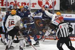 Im Bild: Colton Jobke (#7 ERCI) und Alex Friesen (Bremerhaven) im Zweikampf - fliegende Handschuhe - Brandon Defazio (#24 ERCI) und Phillip Bruggisser (Bremerhaven) sind ebenfalls gewillt die Fäuste zu schwingen

