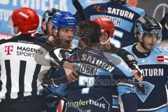 DEL; Playoffs; ERC Ingolstadt - Adler Mannheim; Halbfinale; Zweikampf Streit David Wolf (Nr.89 - Adler) Colton Jobke (7 - ERC)