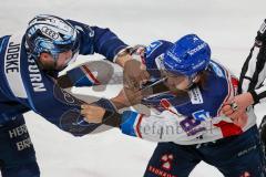 Penny DEL - Eishockey - Saison 2021/22 - ERC Ingolstadt - Adler Mannheim - Zweikampf - Boxkampf zwischen Colton Jobke (#7 ERCI) und Andrew Desjardins (#84 Mannheim) -  Foto: Meyer Jürgen