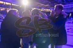 DEL; ERC Ingolstadt - Dresdner Eislöwen; Ehrung Thomas Greilinger (39 ERC). Die Trikotnummer 39 wird für immer unter das Dach der Saturn Arena gehängt und nicht mehr vergeben. Freude mit seinen ehemaligen Mannschaftskollegen Gawlik Köppchen Retzer Bouchar