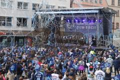 ERC Ingolstadt - Vizemeisterschaftsfeier am Rathausplatz - Saison 2022/2023 - Die Frauenmannschaft auf der Bühne - Fans - Foto: Meyer Jürgen