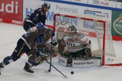 Penny DEL - Eishockey - Saison 2021/22 - ERC Ingolstadt - Augsburger Panther -  Louis-Marc Aubry (#11 ERCI) - Markus Keller Torwart (#35 Augsburg) - Niklas Länger (#65 Augsburg) - Foto: Stefan Bösl