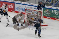 Penny DEL - Eishockey - Saison 2021/22 - ERC Ingolstadt - Red Bull München - Danny aus den Birken Torwart (#33 München) - Andrew MacWilliam (#2 München) - Daniel Pietta (#86 ERCI) -  Foto: Jürgen Meyer