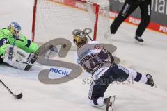 DEL - Eishockey - Saison 2020/21 - ERC Ingolstadt - Eisbären Berlin - Der 4:2 Anschlusstreffer durch Lukas Reichel (#44 Berlin) - jubel - Michael Garteig Torwart (#34 ERCI) - Foto: Jürgen Meyer