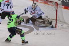 DEL - Eishockey - Saison 2020/21 - ERC Ingolstadt - Nürnberg Ice Tigers  - Petrus Palmu (#52 ERCI) schiesst auf das Tor - Niklas Treutle Torwart (#31 Nürnberg) - Foto: Jürgen Meyer