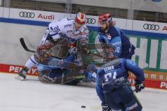 DEL - Eishockey - Saison 2020/21 - ERC Ingolstadt - Schwenninger Wild Wings - Emil Quaas (#20 ERCI) - David Cerny (#26 Schwenningen) - Mirko Höfflin (#10 ERCI) - Foto: Jürgen Meyer