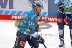 Penny DEL - Eishockey - Saison 2021/22 - ERC Ingolstadt - Adler Mannheim - Leon Hüttl (#25 ERCI) - beim warm machen   - Foto: Jürgen Meyer