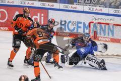 DEL; ERC Ingolstadt - Grizzlys Wolfburg; Torwart Michael Garteig (Nr.34 - ERC) blockt ab von Spencer Machacek (Nr.93 - Grizzlys) Mathew Bodie (Nr.22 - ERC) Darren Archibald (Nr.25 - Grizzlys)