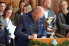 ERC Ingolstadt - Vizemeisterschaftsfeier am Rathausplatz - Saison 2022/2023 - President Peter Kössler - bei der Ehrung der Pokalsieger der Frauenmannschaft - Eintrag ins goldene Buch - Foto: Meyer Jürgen